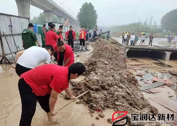 防汛小組自發前往疏通堵塞河道